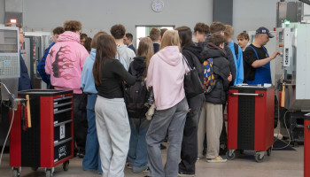 Liczna grupa odwiedzających warsztaty szkolne