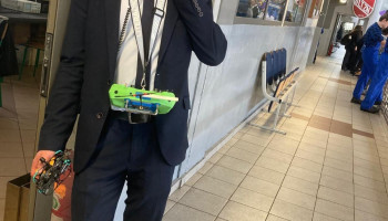 Uczeń sterujący dronem