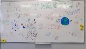 Tablica interaktywna z napisami i wzorami