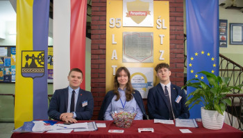 Zarząd Samorządu Uczniowskiego witający odwiedzających w holu szkoły