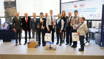 Zdjęcie grupowe Laureatów olimpiady – blok programistyczny z opiekunami i organizatorami