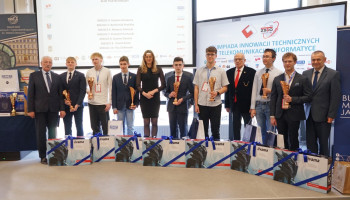 Zdjęcie grupowe Laureatów bloku teletechnicznego z organizatorami