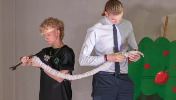 Scena z przedstawienia – ożywienie węża