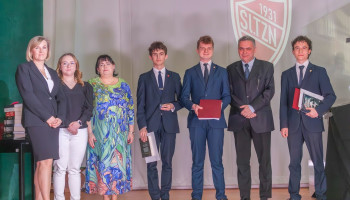 Wyróżnieni Absolwenci 5AE z Wychowawczynią i Dyrekcja