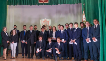 Absolwenci nagrodzeni za osiągnięcia sportowe, wręczający nauczyciel wychowania fizycznego i Dyrekcja