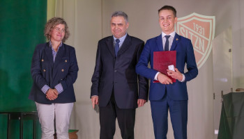 Pamiątkowe zdjęcie Wojciecha Cyganka z Panem Dyrektorem i Panią Przewodniczącą Rady Rodziców