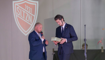 Wręczenie nagrody – dzwonek w pudełku – Mateuszowi Zającowi przez Pana Pawła Zygmunta