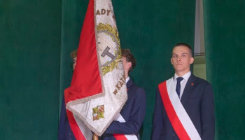 Poczet Sztandarowy Śl.TZN na scenie