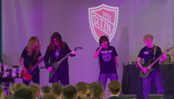 Zespół muzyczny w utworze rozpoczynającym uroczystość