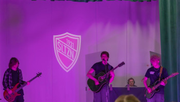 Występ zespołu muzycznego na zakończenie akademii