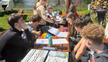Uczestnicy podczas badania wód terenowych za pomocą testów