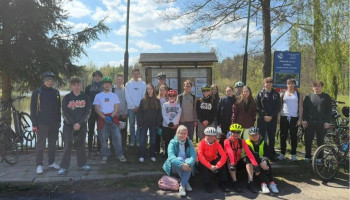 Grupowe pamiątkowe zdjęcie ze świętowania Dnia Ziemi