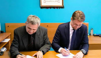 dyrektor Śl.TZN oraz Dyretor TUV podpisują porozumienie