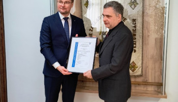 dyrektorzy wraz z certyfikatem przy sztandarze szkoły