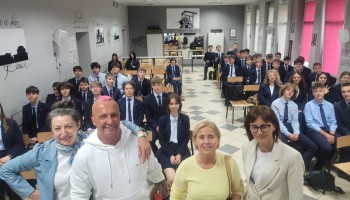 Pamiątkowe zdjęcie innej grupy, w tym koordynatorki spotkania, z wyjątkowym gościem