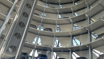 Nowoczesny budynek wypełniony samochodami stojącymi na półkach