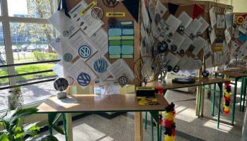 Szkolna wystawa z materiałami dotyczącymi niemieckiej motoryzacji