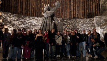 Pod pomnikiem Mikołaja Kopernika w kopalni 