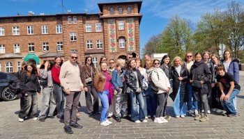 Grupa i opiekunowie na Nikiszowcu