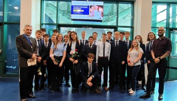 Grupa Śl.TZN przed wejściem na Śląski Kongres Oświaty