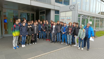 Zdjęcie grupowe uczniów przed wejściem do budynku - siedziby CISCO