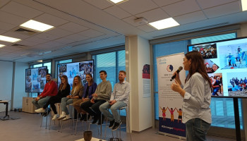 grupa pracowników CISCO siedząca na wysokich krzesłach