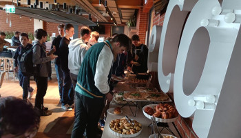 Uczniowie podczas posiłku