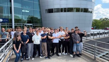 Uczniowie przed Szklaną Manufakturą Volkswagena