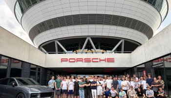 Uczniowie przed fabryką Porsche