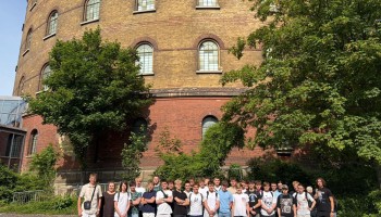 Klasa 3G z wychowawczynią przed zabytkowym dworcem kolejowym