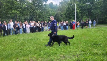 Policjant z psem – pokaz tropienia obserwowany przez uczestników