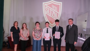 Klasa 1E - wyróżnieni z Dyrekcją i Wychowawczynią