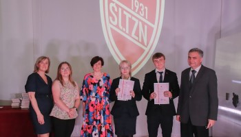 Klasa 2CEN- wyróżnieni z Dyrekcją i Wychowawczynią