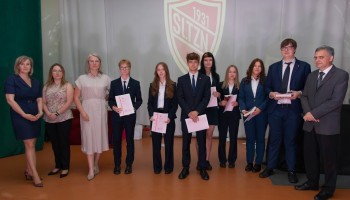 Klasa 3CF - wyróżnieni z Dyrekcją i Wychowawczynią