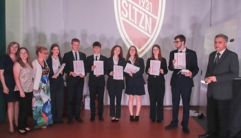 Klasa 4C- wyróżnieni z Dyrekcją i Wychowawczynią