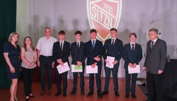 Klasa 4E - wyróżnieni z Dyrekcją i Wychowawcą