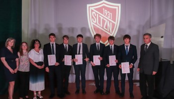 Klasa 4FK - wyróżnieni z Dyrekcją i Wychowawczynią