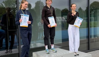 Na podium – w środku złota medalistka w biegu na 100 m