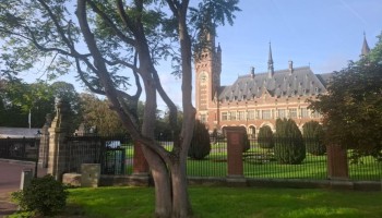 Zabytkowy budynek z wieżą zegarową w Edynburgu