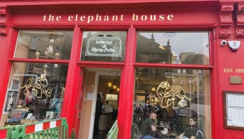 Wejście do kawiarni The Elephant House z czerwoną witryną