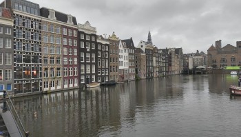 Zabytkowe kamienice nad wodą, kanałem w Amsterdamie