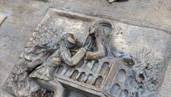Płaskorzeźba słynnej sceny balkonowej z „Romea i Julii”