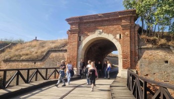 Twierdza Petrovaradin – brama prowadząca do fortyfikacji, którą wchodzą zwiedzający