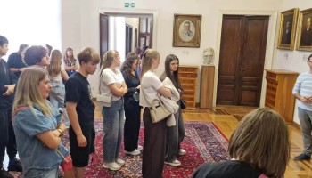 W Maticy Srpskiej – zwiedzający z przewodnikiem