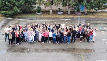Zdjęcie integracyjne na boisku szkolnym