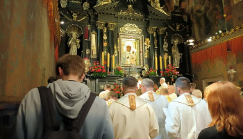 Msza św. w Kaplicy Matki Boskiej Częstochowskiej, w centrum cudowny obraz, uczestnicy modlący się twarzami zwróceni w stronę ołtarza