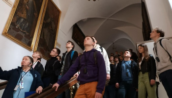 Zwiedzanie – w galerii obrazów królów polskich, przewodnik i maturzyści Śl.TZN