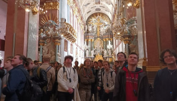 Zwiedzanie – grupa podziwia barokowe wnętrze bazyliki jasnogórskiej