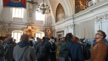 Zwiedzanie - sali rycerskiej z repliką obrazu Matki Boskiej Częstochowskiej, freskami i krzyżem Chrystusa