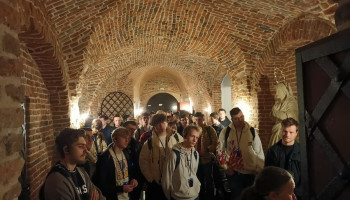 Zwiedzanie - grupa w podziemiach twierdzy jasnogórskiej z przewodnikiem